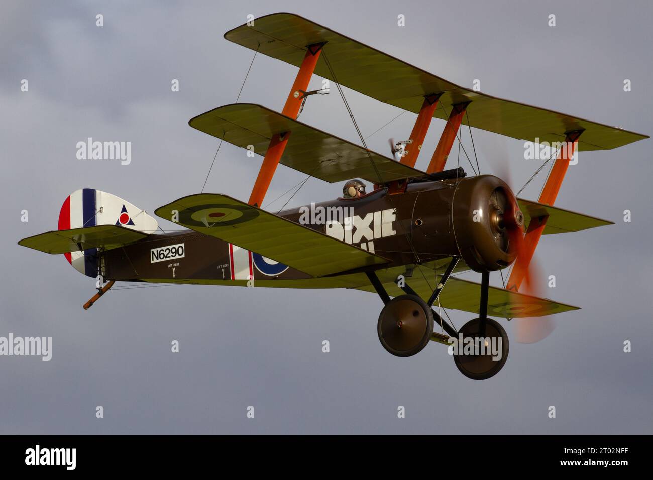 Une réplique du triplan Sopwith au Shuttleworth Collection Race Day Air Show 2023. Banque D'Images