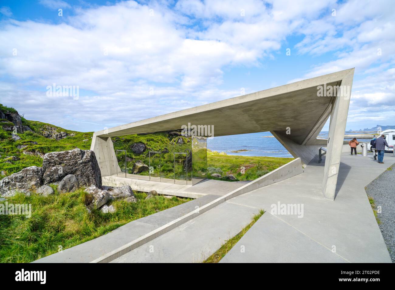 NORDMELA, NORVÈGE - 6 AOÛT 2023 : place de parking Bukkekjerka avec toilettes publiques caractéristiques avec miroirs réfléchissants. Il est situé sur Andoya Banque D'Images