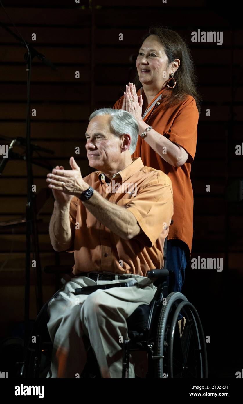 Le gouverneur du Texas GREG ABBOTT et son épouse, la première dame CECILIA ABBOTT, assistent à une « fête du hayon » organisée par le gouverneur du Texas Greg Abbott la veille d'un match de football entre le Texas invaincu (4-0) et le Kansas (4-0) à Austin le 29 septembre 2023. Plusieurs centaines de fans de Longhorn parcourent les terrains et visitent le manoir du gouverneur. ©Bob Daemmrich Banque D'Images Le gouverneur du Texas GREG ABBOTT et son épouse, la première dame CECILIA ABBOTT, assistent à une « fête du hayon » organisée par le gouverneur du Texas Greg Abbott la veille d'un match de football entre le Texas invaincu (4-0) et le Kansas (4-0) à Austin le 29 septembre 2023. Plusieurs centaines de fans de Longhorn parcourent les terrains et visitent le manoir du gouverneur. ©Bob Daemmrich Banque D'Images