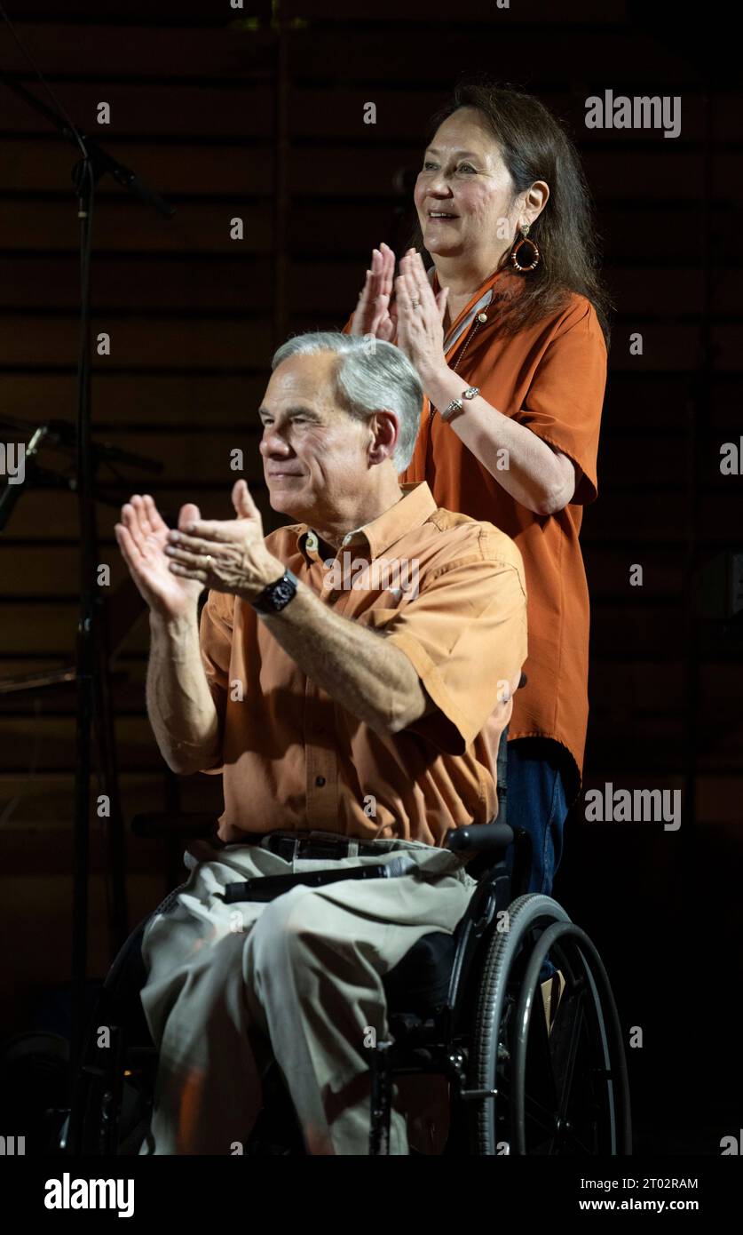 Le gouverneur du Texas GREG ABBOTT et son épouse, la première dame CECILIA ABBOTT, assistent à une « fête du hayon » organisée par le gouverneur du Texas Greg Abbott la veille d'un match de football entre le Texas invaincu (4-0) et le Kansas (4-0) à Austin le 29 septembre 2023. Plusieurs centaines de fans de Longhorn parcourent les terrains et visitent le manoir du gouverneur. ©Bob Daemmrich Banque D'Images Le gouverneur du Texas GREG ABBOTT et son épouse, la première dame CECILIA ABBOTT, assistent à une « fête du hayon » organisée par le gouverneur du Texas Greg Abbott la veille d'un match de football entre le Texas invaincu (4-0) et le Kansas (4-0) à Austin le 29 septembre 2023. Plusieurs centaines de fans de Longhorn parcourent les terrains et visitent le manoir du gouverneur. ©Bob Daemmrich Banque D'Images