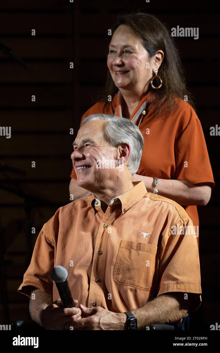 Le gouverneur du Texas GREG ABBOTT et son épouse, la première dame CECILIA ABBOTT, assistent à une « fête du hayon » organisée par le gouverneur du Texas Greg Abbott la veille d'un match de football entre le Texas invaincu (4-0) et le Kansas (4-0) à Austin le 29 septembre 2023. Plusieurs centaines de fans de Longhorn parcourent les terrains et visitent le manoir du gouverneur. ©Bob Daemmrich Banque D'Images Le gouverneur du Texas GREG ABBOTT et son épouse, la première dame CECILIA ABBOTT, assistent à une « fête du hayon » organisée par le gouverneur du Texas Greg Abbott la veille d'un match de football entre le Texas invaincu (4-0) et le Kansas (4-0) à Austin le 29 septembre 2023. Plusieurs centaines de fans de Longhorn parcourent les terrains et visitent le manoir du gouverneur. ©Bob Daemmrich Banque D'Images