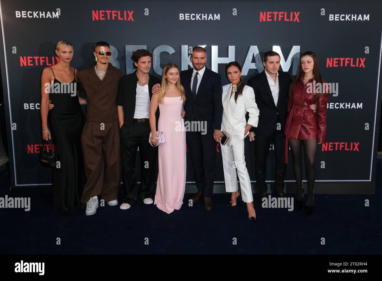 Londres, Royaume-Uni. 3 octobre 2023. Mia Regan, Romeo Beckham, Cruz Beckham, Harper Beckham, David Beckham, Victoria Beckham, Brooklyn Beckham et Nicola Peltz Beckham photographiés lors de la première de Beckham - épisodes 1 et 2 au Curzon Mayfair. Photo de Julie Edwards crédit : JEP Celebrity photos/Alamy Live News Banque D'Images