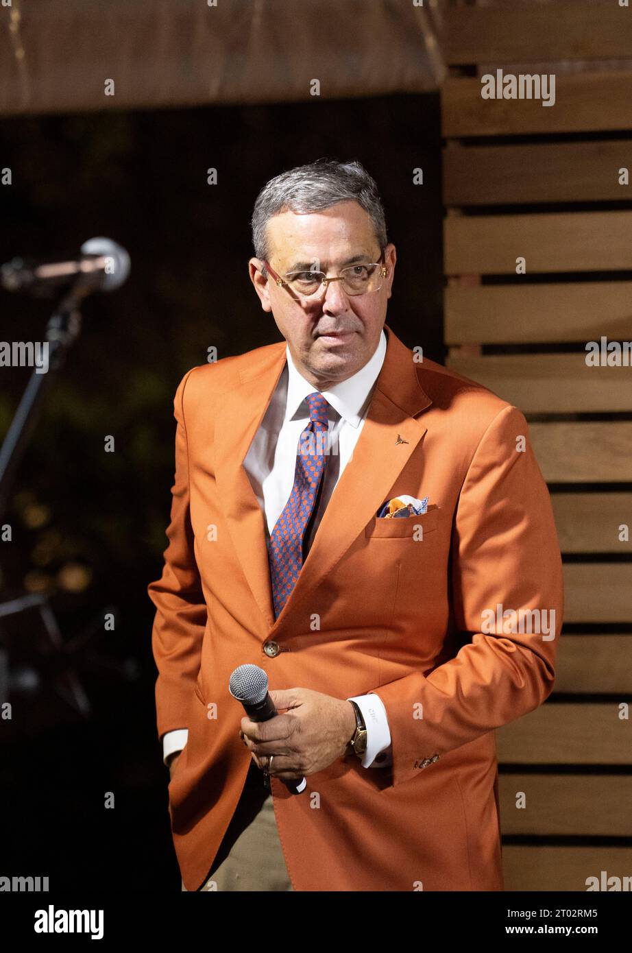 CHRIS DEL CONTE, directeur athlétique de l'Université du Texas, est sur scène lors d'une « Tailgate party » organisée par Greg Abbott, gouverneur du Texas, la veille d'un match de football entre le Texas invaincu (4-0) et le Kansas (4-0) à Austin le 29 septembre 2023. Plusieurs centaines de fans de Longhorn parcourent les terrains et visitent le manoir du gouverneur. ©Bob Daemmrich Banque D'Images