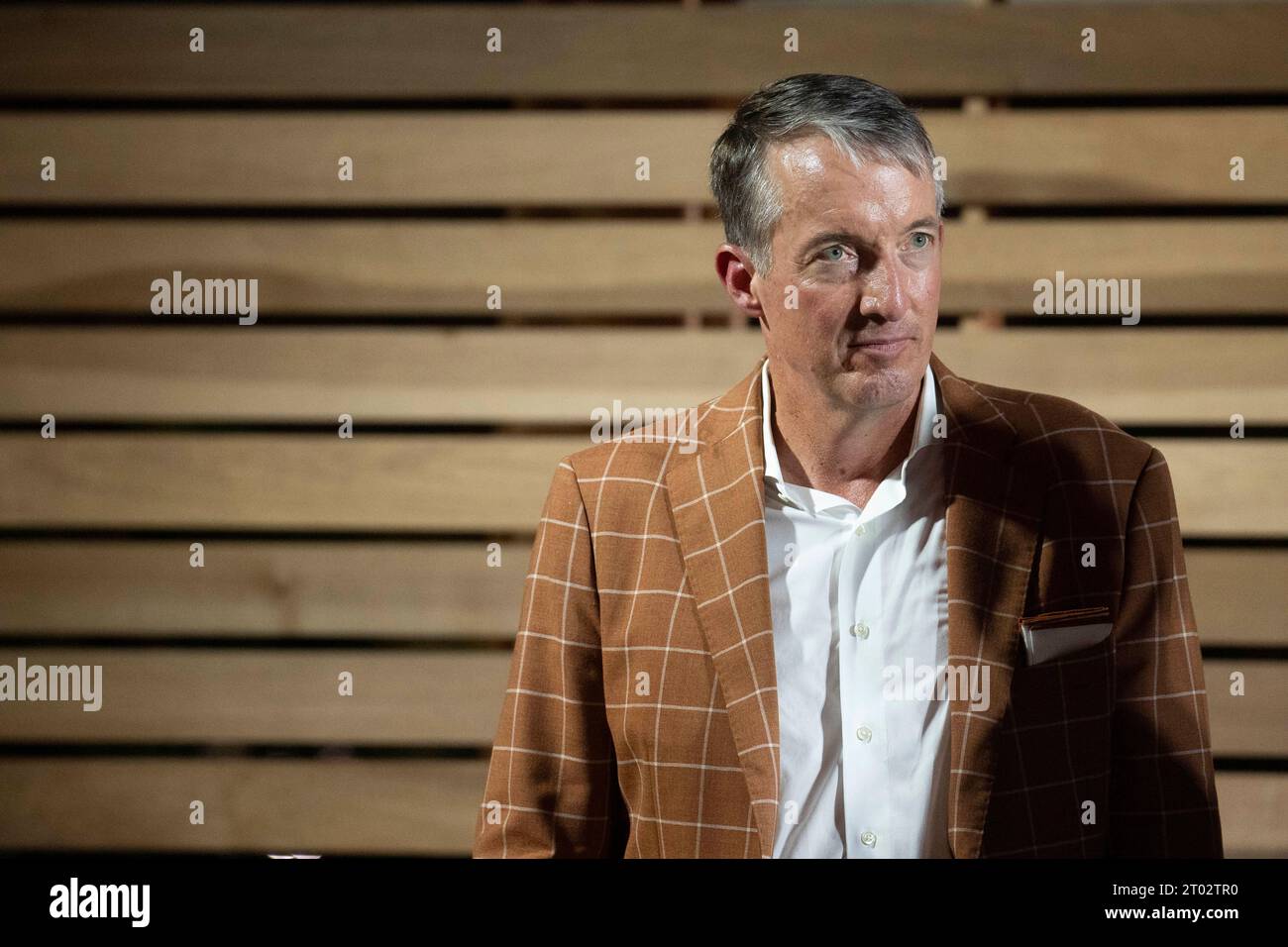 JAY HARTZELL, président de l'Université du Texas, assiste à une « soirée de hayon » organisée par Greg Abbott, gouverneur du Texas, la veille d'un match de football entre le Texas invaincu (4-0) et le Kansas (4-0) à Austin le 29 septembre 2023. Plusieurs centaines de fans de Longhorn parcourent les terrains et visitent le manoir du gouverneur. ©Bob Daemmrich Banque D'Images