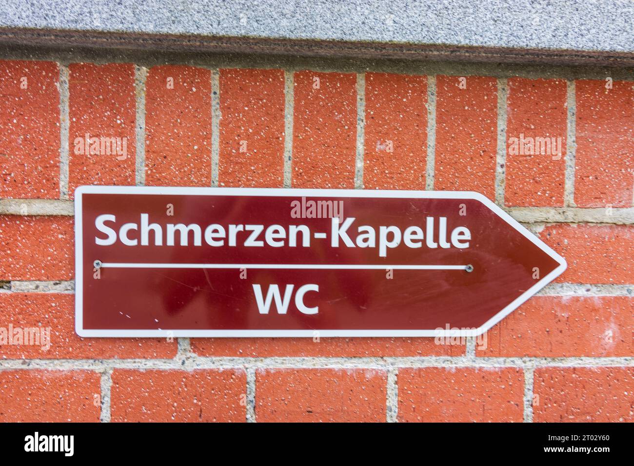 Vilsbiburg : panneau 'Schmerzen-Kapelle, WC' à l'église de pèlerinage Maria Hilf à Niederbayern, Basse-Bavière, Bayern, Bavière, Allemagne Banque D'Images