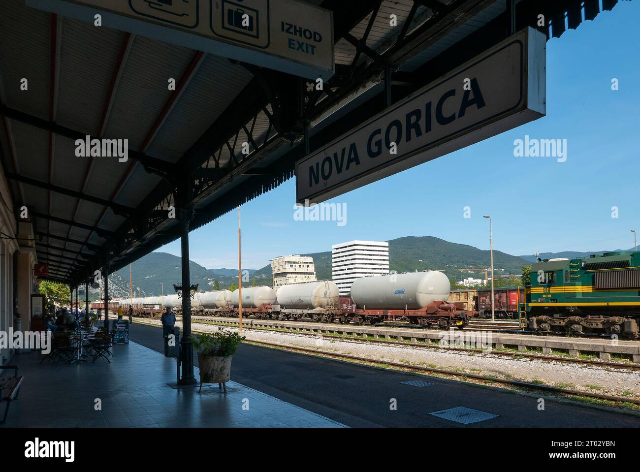 Nova Gorica, Slovénie (30 septembre 2023) - vue extérieure de l'ancienne gare ferroviaire 'Transalpina' avec quelques trains de marchandises encore sur les rails Banque D'Images