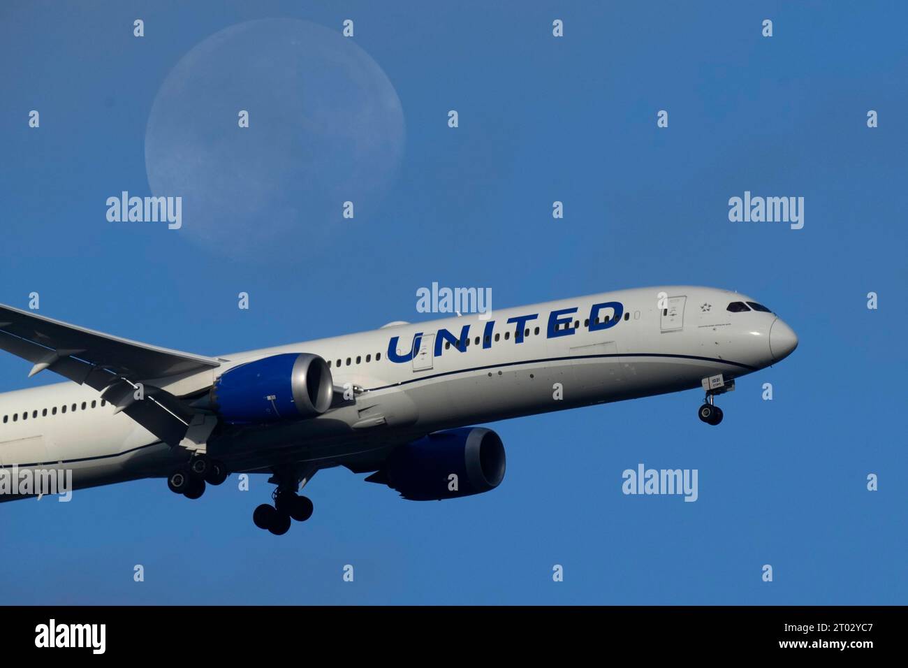 FILE - A United Airlines Boeing 787 approaches for landing in Lisbon, Sept. 2, 2023, with the setting moon in the background. United Airlines is making its second massive order of new planes in less than a year, more than 100 in all, as the carrier renews its fleet. The most recent order announced Tuesday, Oct. 3, will include 50 Boeing 787-9s for delivery between 2028 through 2031, and 60 Airbus A321neos for delivery between 2028 and 2030. (AP Photo/Armando Franca, File) Banque D'Images