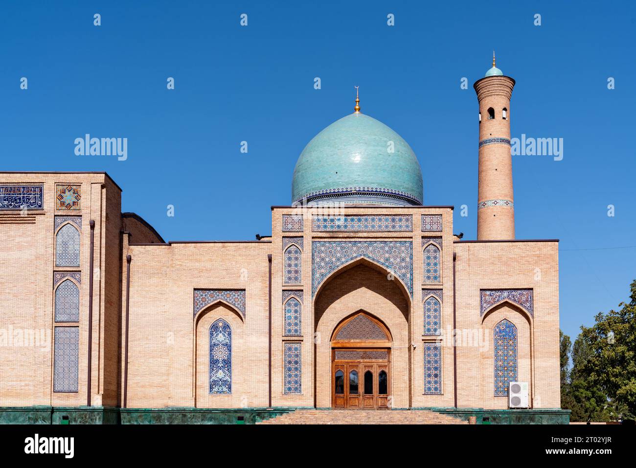 Tachkent, Ouzbékistan-11 août 2023:vue du complexe Hazrati Imam au cours d'une journée ensoleillée.le complexe est une place qui comprend un ensemble de buil religieux Banque D'Images