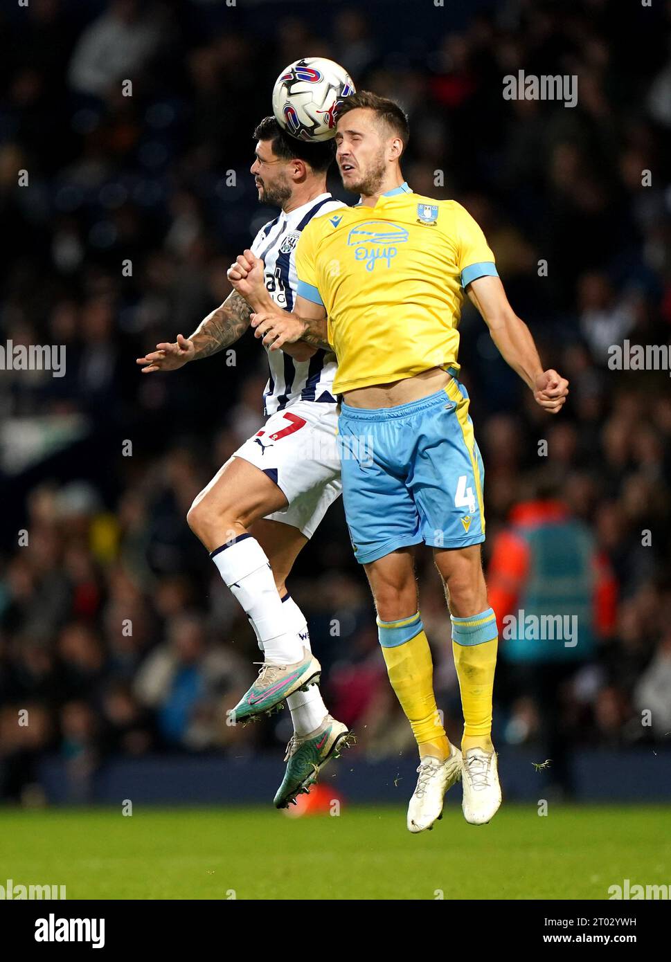 Alex Mowatt de West Bromwich Albion (à gauche) et Will Vaulks de Sheffield Wednesday se battent pour le ballon lors du Sky Bet Championship match aux Hawthorns, West Bromwich. Date de la photo : mardi 3 octobre 2023. Banque D'Images