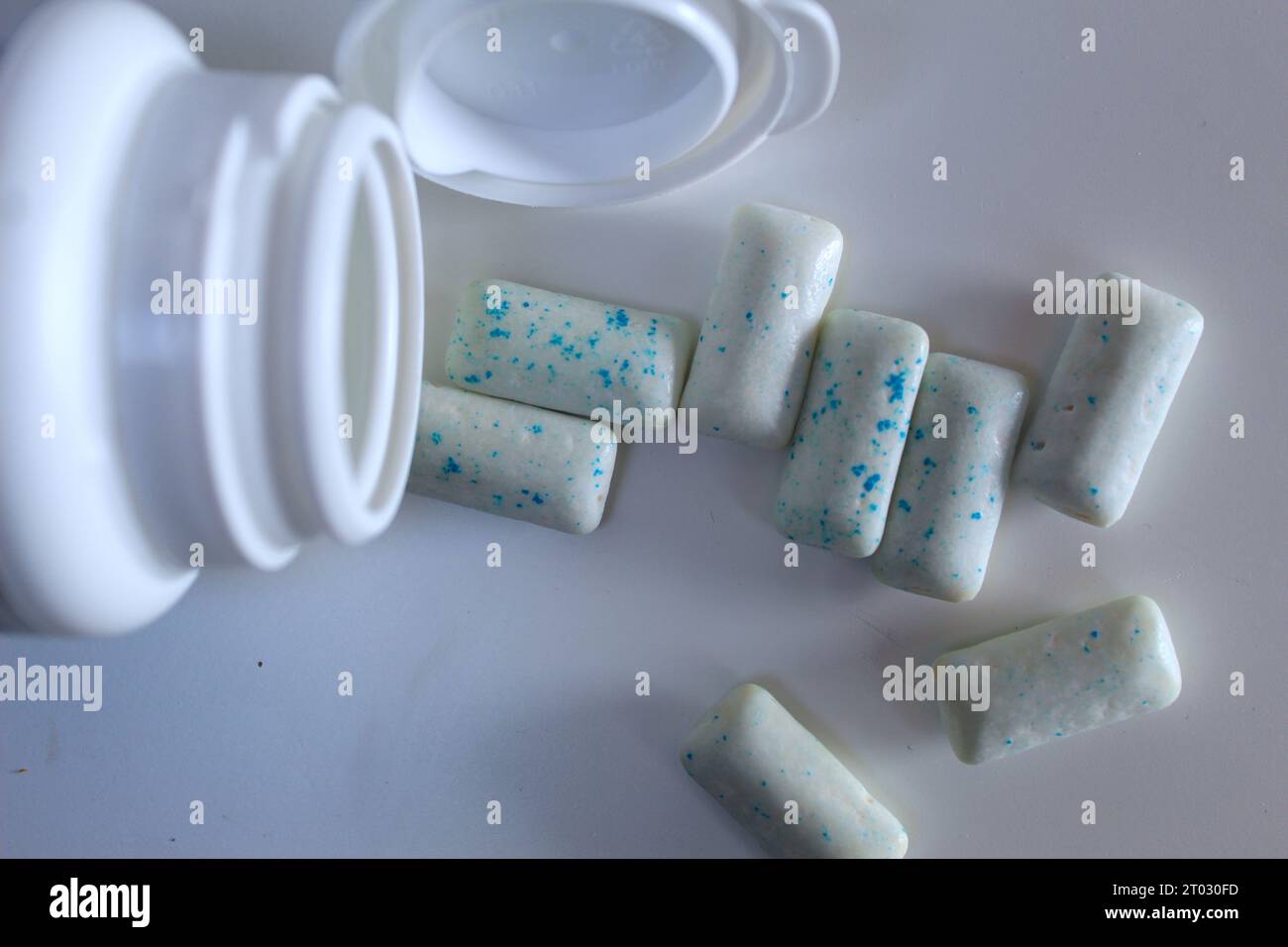 Photo de pastilles de chewing-gum à côté d'une bouteille de chewing-gum. Banque D'Images