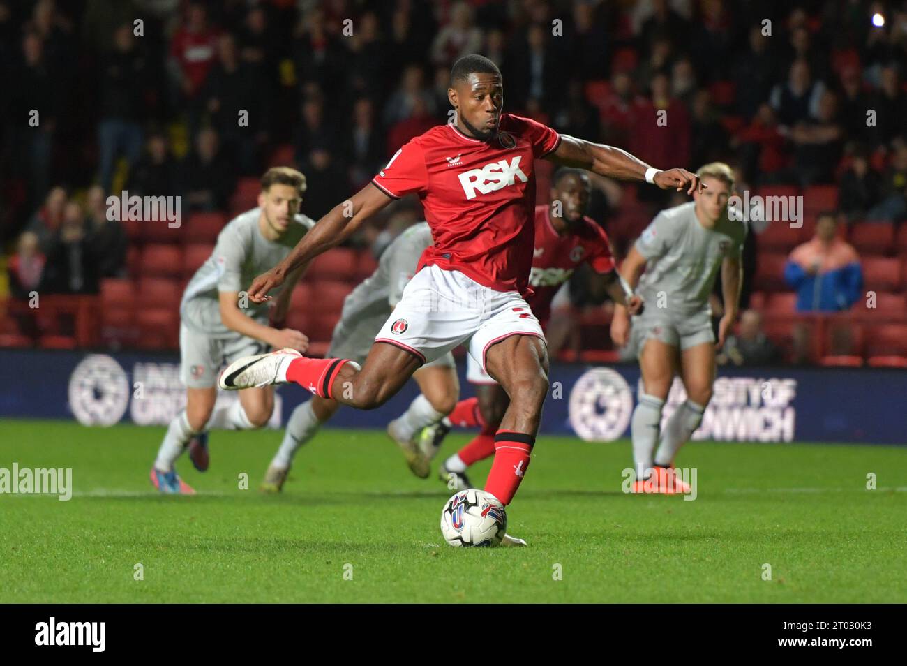 Londres, Angleterre. 3 octobre 2023. Chuks Aneke prend une pénalité lors du match Sky Bet EFL League One entre Charlton Athletic et Exeter City à la Vallée. Kyle Andrews/Alamy Live News Banque D'Images
