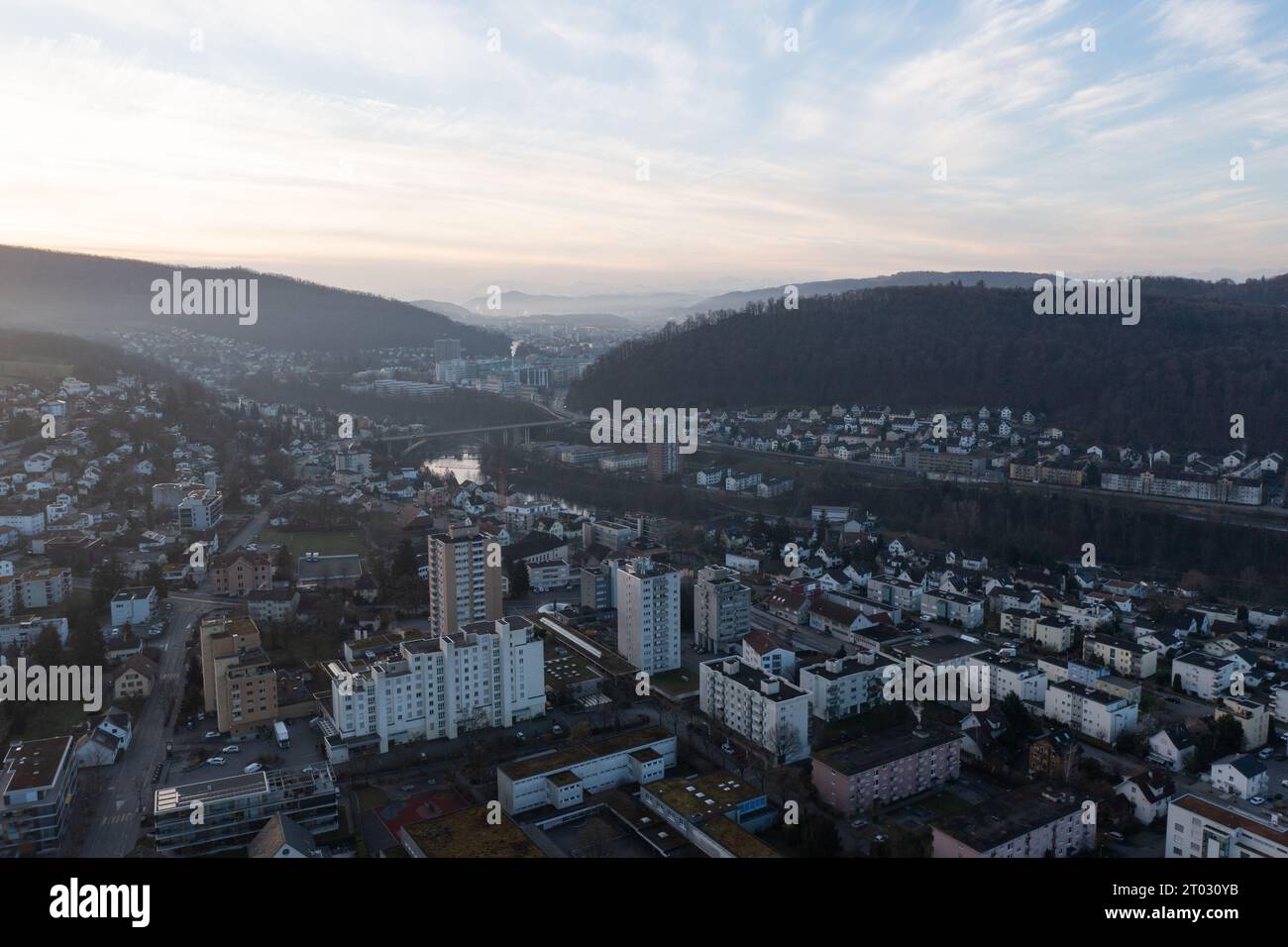 Super drone tourné au-dessus du village appelé Nussbaumen avec la ville de Baden en arrière-plan en Suisse. Banque D'Images