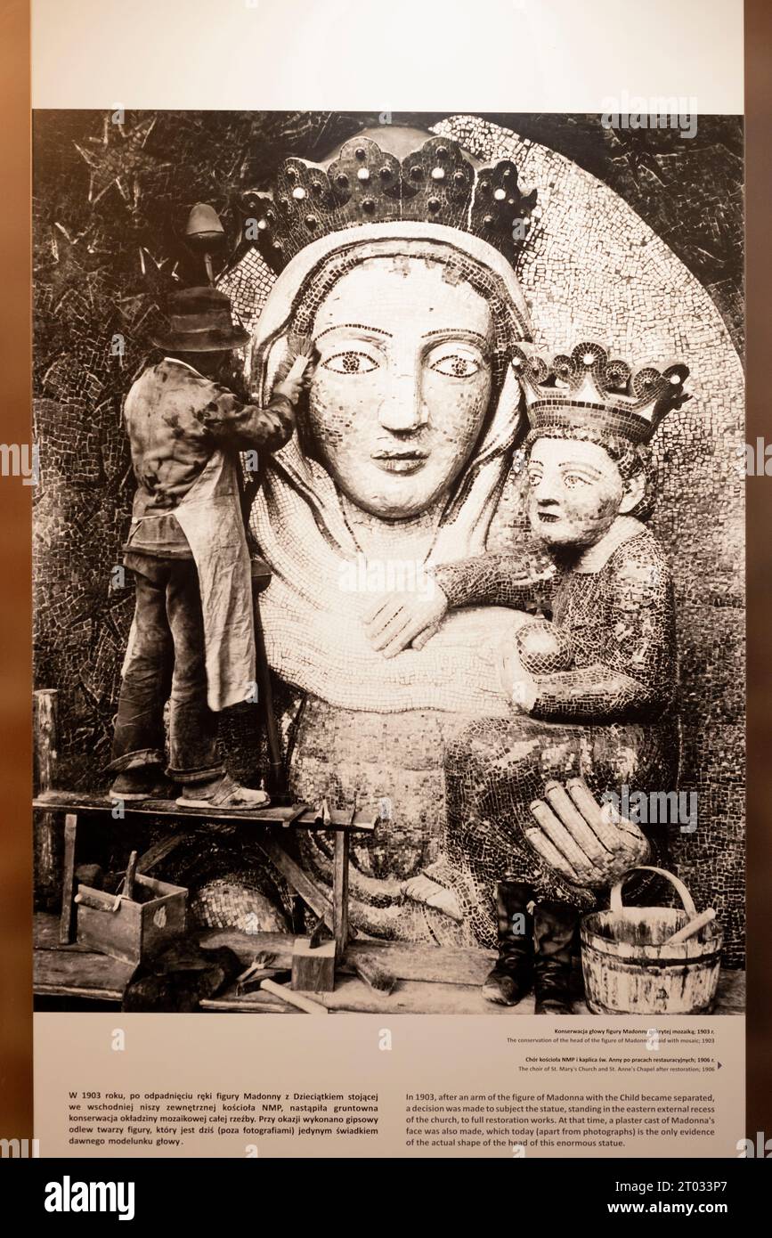 Musée du château de Malbork photographie de la conservation de la tête de la figure de Madonna incrustée de mosaïque en 1903, Malbork, Pologne, Europe, UE Banque D'Images