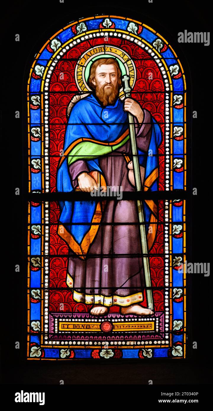 Saint Jacques le Grand. Un vitrail dans l'église de St Alphonse Liguori, Luxembourg ville, Luxembourg. Banque D'Images