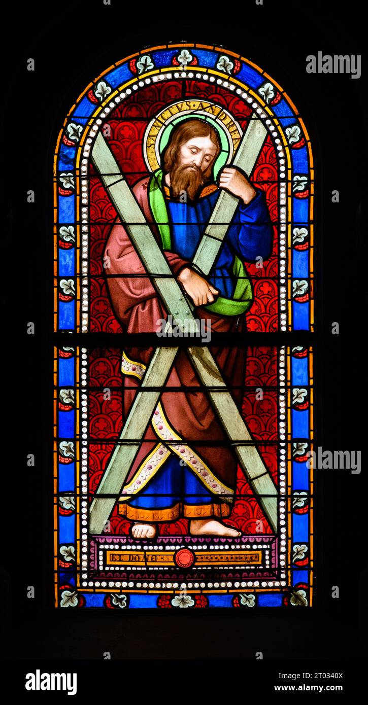 Saint André l'Apôtre. Un vitrail dans l'église de St Alphonse Liguori, Luxembourg ville, Luxembourg. Banque D'Images