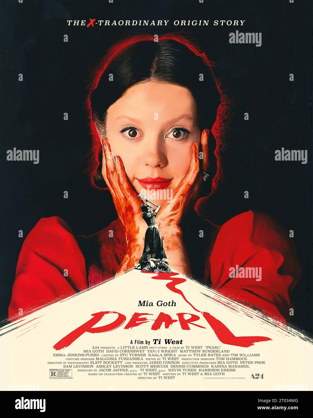 Pearl (2022) réalisé par Ti West et mettant en vedette Mia Goth, David Corenswet et Tandi Wright. En 1918, une jeune femme au bord de la folie poursuit la célébrité dans une tentative désespérée d'échapper aux corvées, à l'isolement et au manque d'amour de la vie dans la ferme de ses parents. Préquelle histoire d'origine du personnage Pearl introduit dans le film X. Banque D'Images
