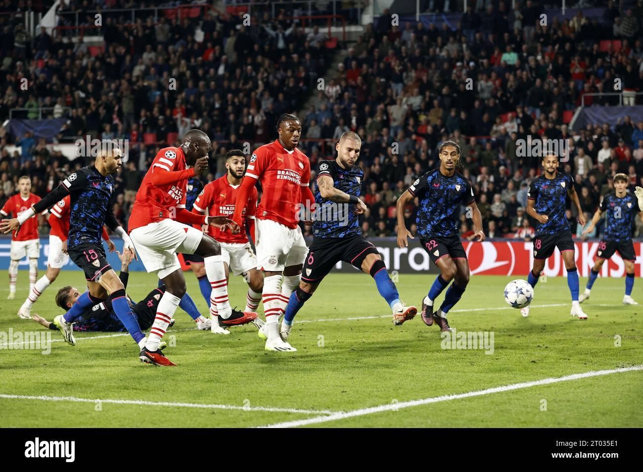 Eindhoven, pays-Bas. 03 octobre 2023. EINDHOVEN - Jordan Teze du PSV Eindhoven marque le 2-2 lors du match de Ligue des champions de l'UEFA entre le PSV Eindhoven et le Sevilla FC au stade Phillips le 3 octobre 2023 à Eindhoven, aux pays-Bas. ANP MAURICE VAN STEEN crédit : ANP/Alamy Live News Banque D'Images