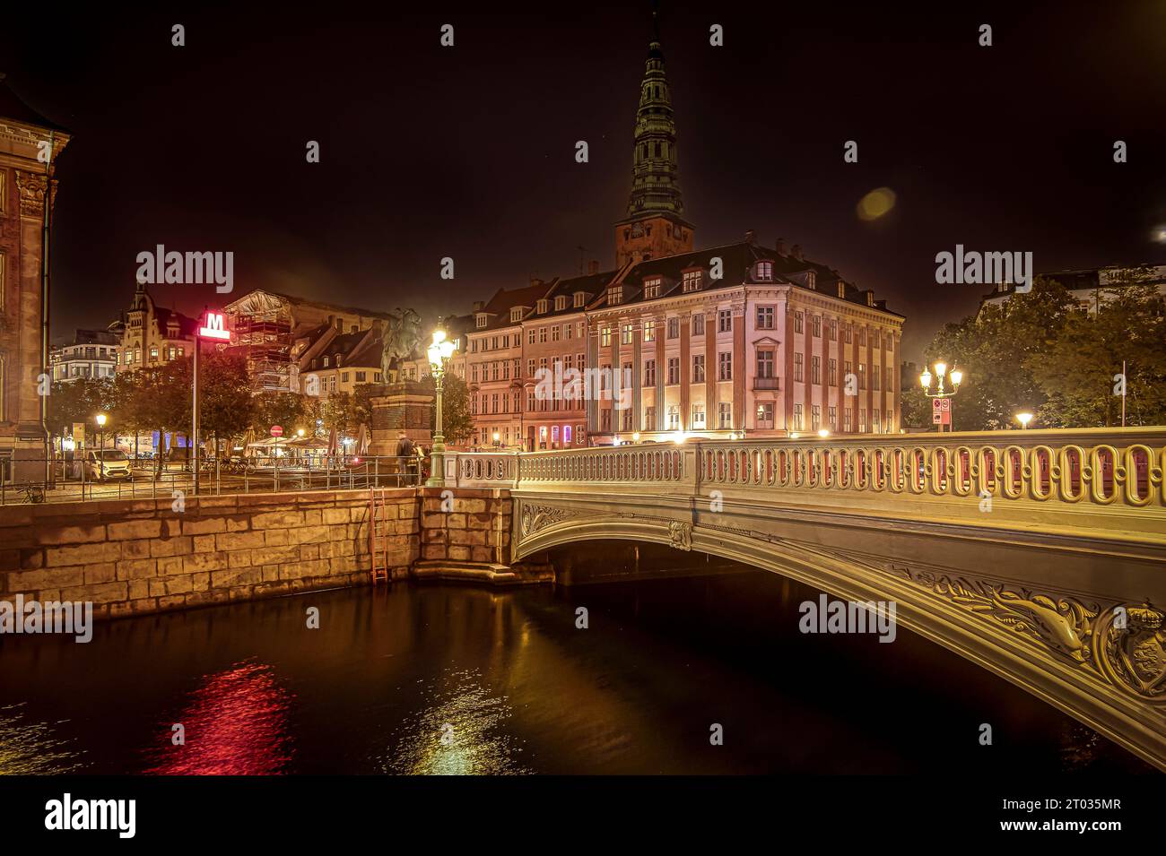 Pont de Højbro dans le centre de Copenhague la nuit se reflétant dans l'eau, Danemark, 2 octobre 2023 Banque D'Images