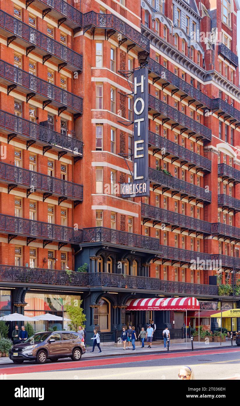 L'hôtel Chelsea domine le pâté de maisons avec sa façade rouge foncé, ses balcons en ferronnerie proéminents et un panneau lumineux de trois étages situé au 222 W 23rd Street à Midtown. Banque D'Images