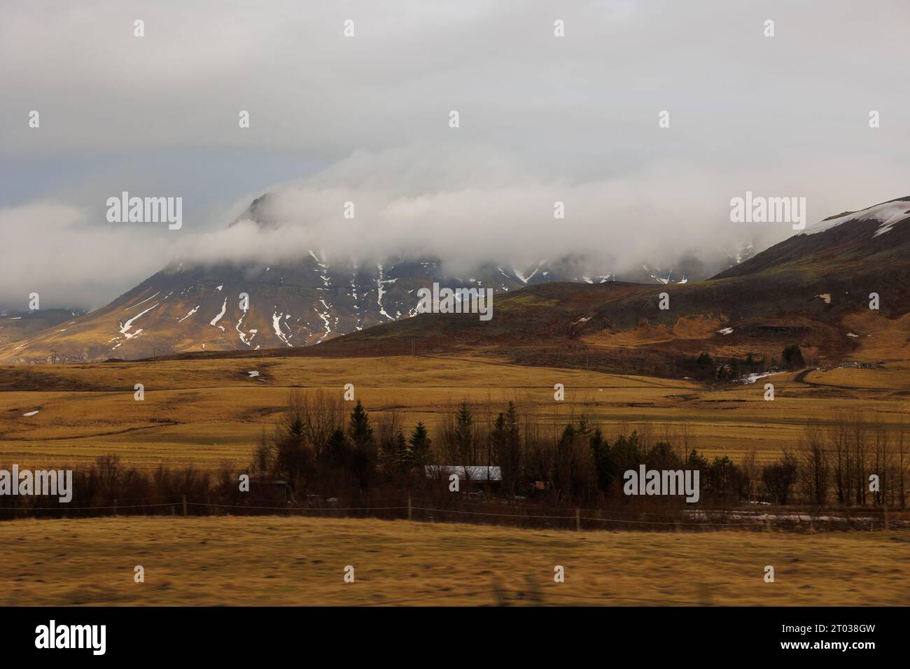 Roulez en voiture sur la capitale de reykjavik Street pour voir les paysages de la campagne islandaise lors d'un Road trip autour des champs. Spectaculaire aventure nordique sur les routes d'Islande, les collines scandinaves et les montagnes. Banque D'Images