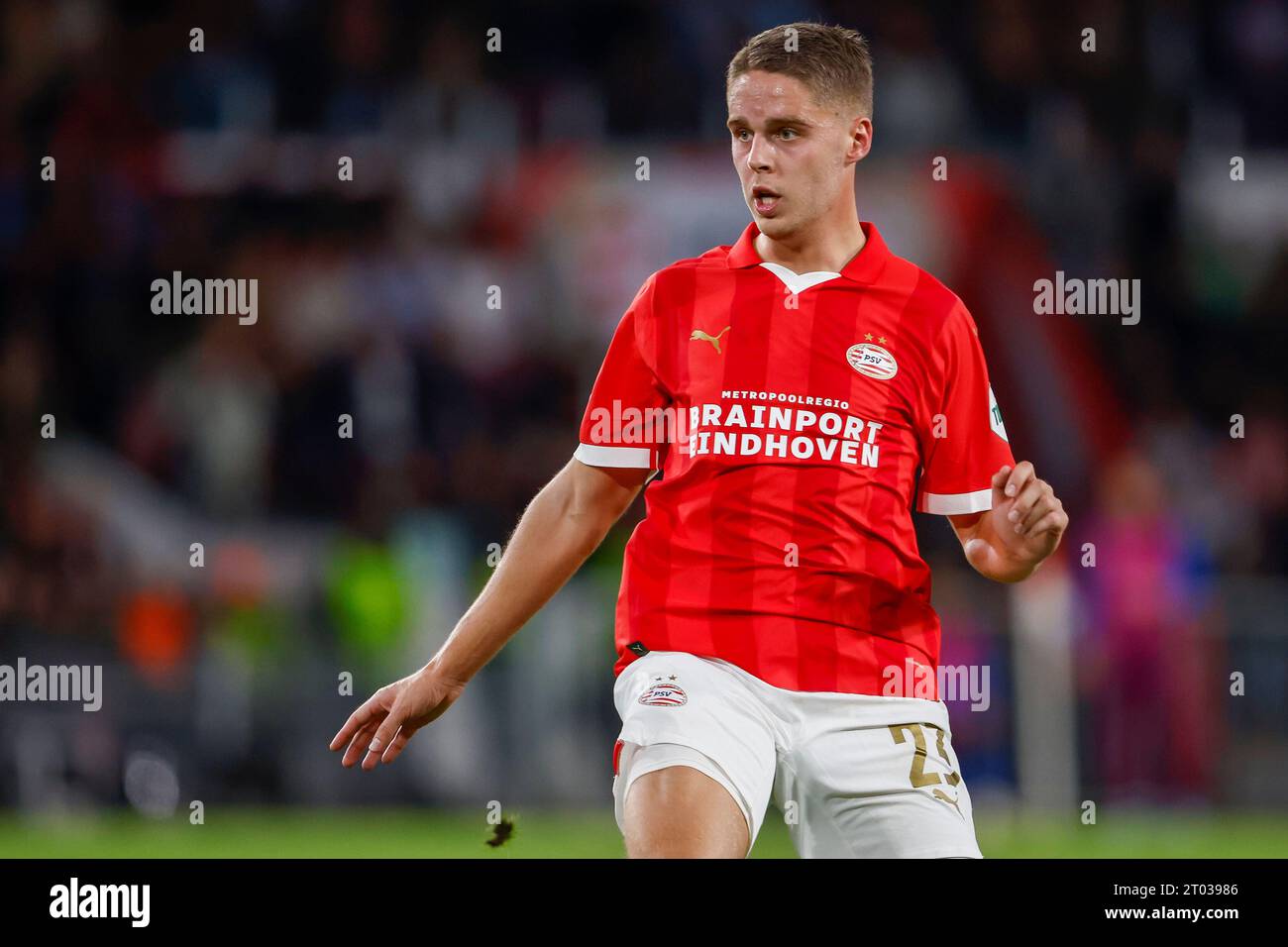 Eindhoven, pays-Bas. 3 octobre 2023. EINDHOVEN, PAYS-BAS - 3 OCTOBRE : Joey Veerman, du PSV, regarde le match du groupe B de l'UEFA Champions League entre le PSV Eindhoven et le Sevilla FC au Phillips Stadion le 3 octobre 2023 à Eindhoven, aux pays-Bas. (Photo Broer van den Boom/Orange Pictures) crédit : dpa/Alamy Live News Banque D'Images