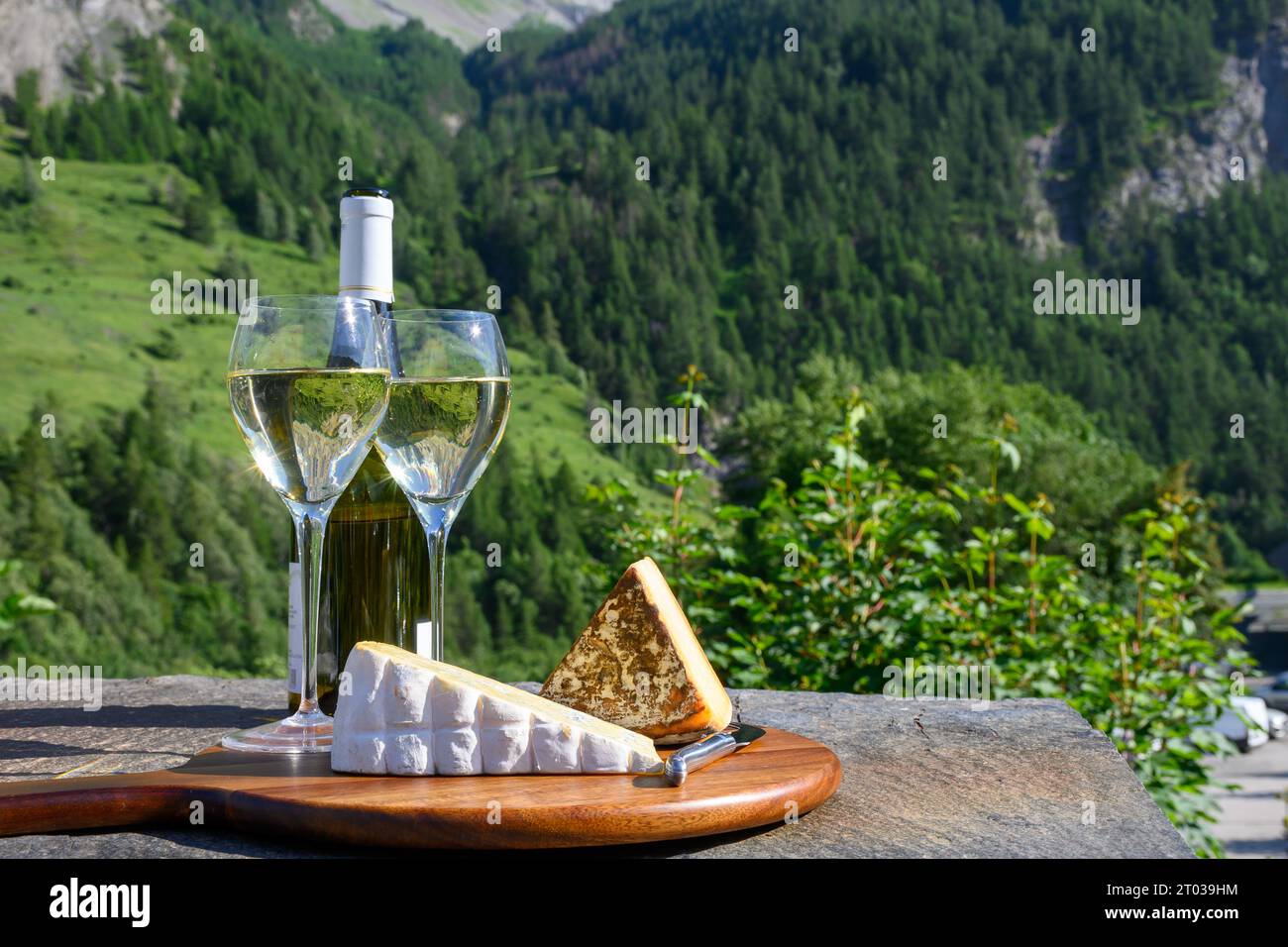 Fromage et vin, verres de Roussette de Savoie blanc sec et vin de