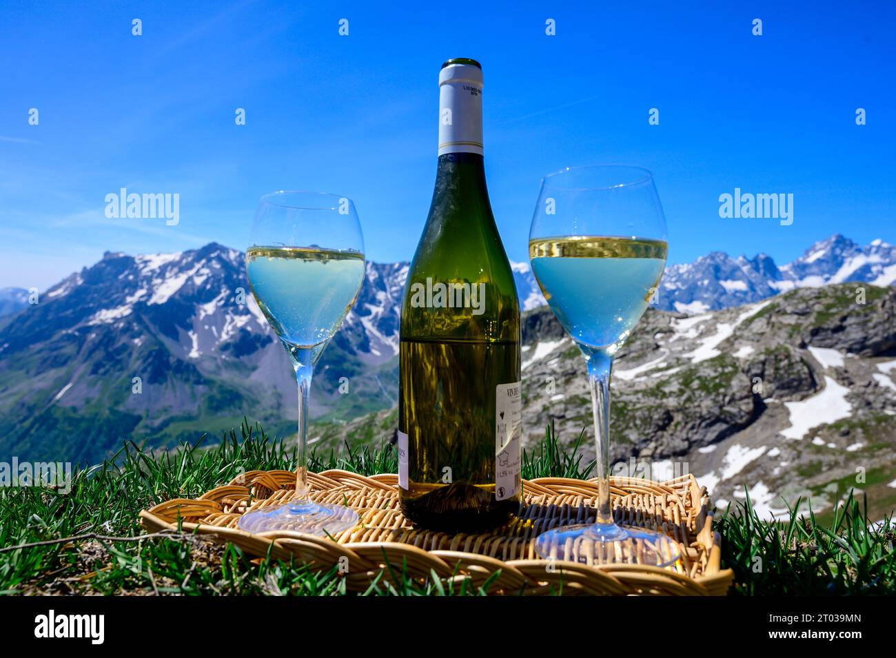 Verre et bouteille de vin blanc sec Roussette de Savoie ou vin de