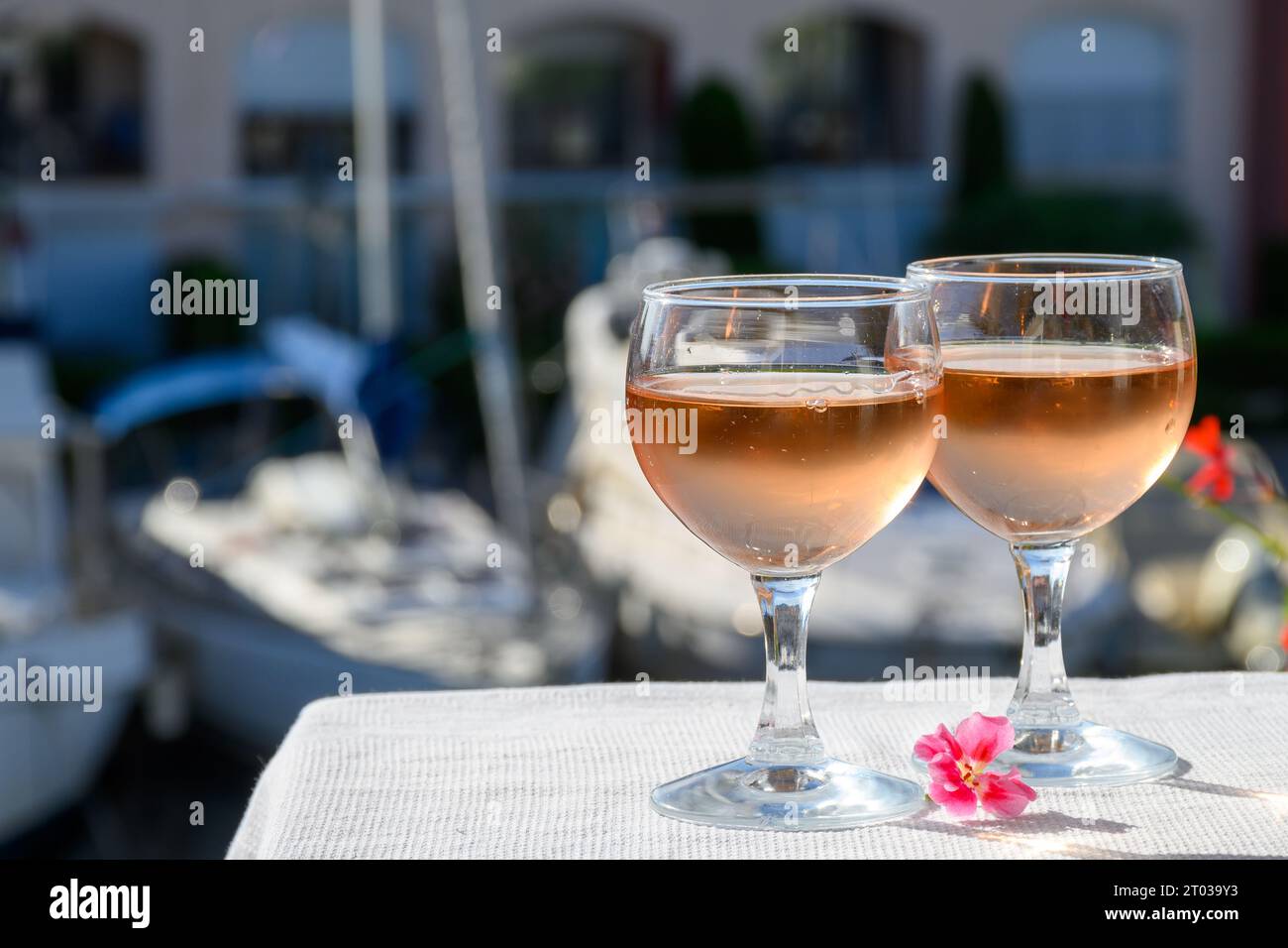 Verres de vin rose froid de Côte de Provence dans le port de plaisance de Port Grimaud, vacances d'été sur la Côte d'Azur en Provence, France. Banque D'Images