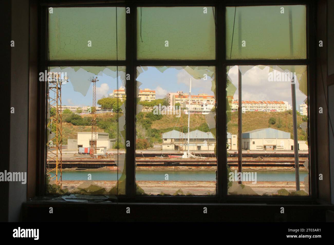 Une vue panoramique de l'extérieur est vue à travers une fenêtre cassée Banque D'Images