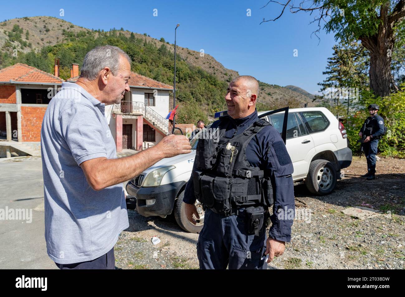 Zvecan, République du Kosovo. 03 octobre 2023. À la suite d ' un affrontement intense entre les forces de police kosovares et des hommes armés serbes, organisé par Milan Radoicic (Président de la liste serbe), un habitant du village de Banjska a été observé en train de s ' entretenir avec un policier kosovar près du monastère de Banjska, Zvecan, Kosovo, mardi. 3 octobre 2023. (VX photo/ Vudi Xhymshiti) crédit : VX Pictures/Alamy Live News Banque D'Images