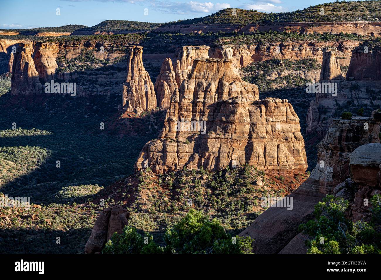 La lumière du crépuscule illumine les monumnets du Monument Canyon dans le Colorado National Monument Banque D'Images
