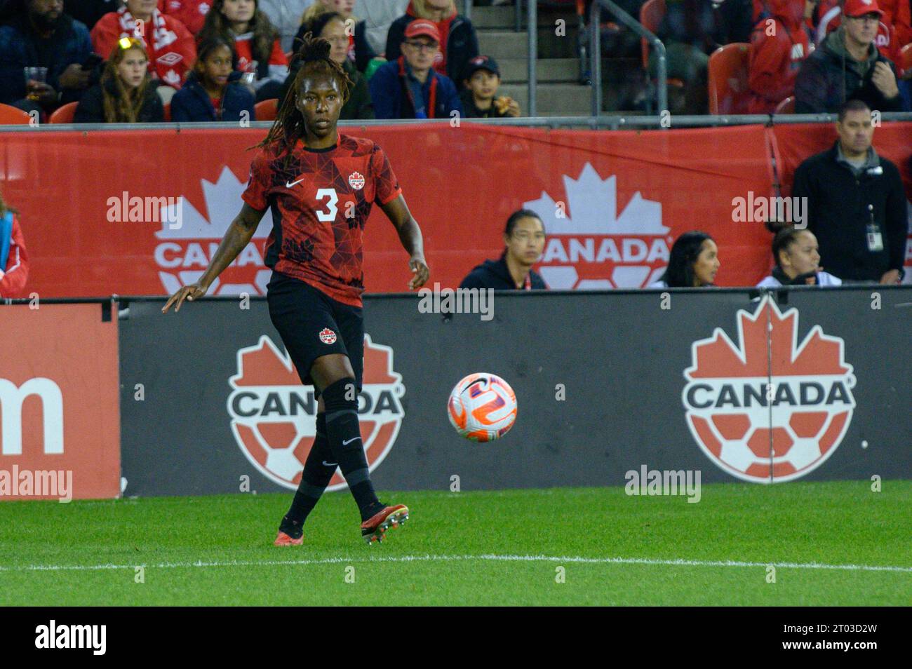 Toronto, ON, Canada - 26 septembre 2023 : Kadeisha Buchanan #3 de l'équipe nationale canadienne de football se déplace avec le ballon pendant la CONCACAF W OL 2023 Banque D'Images