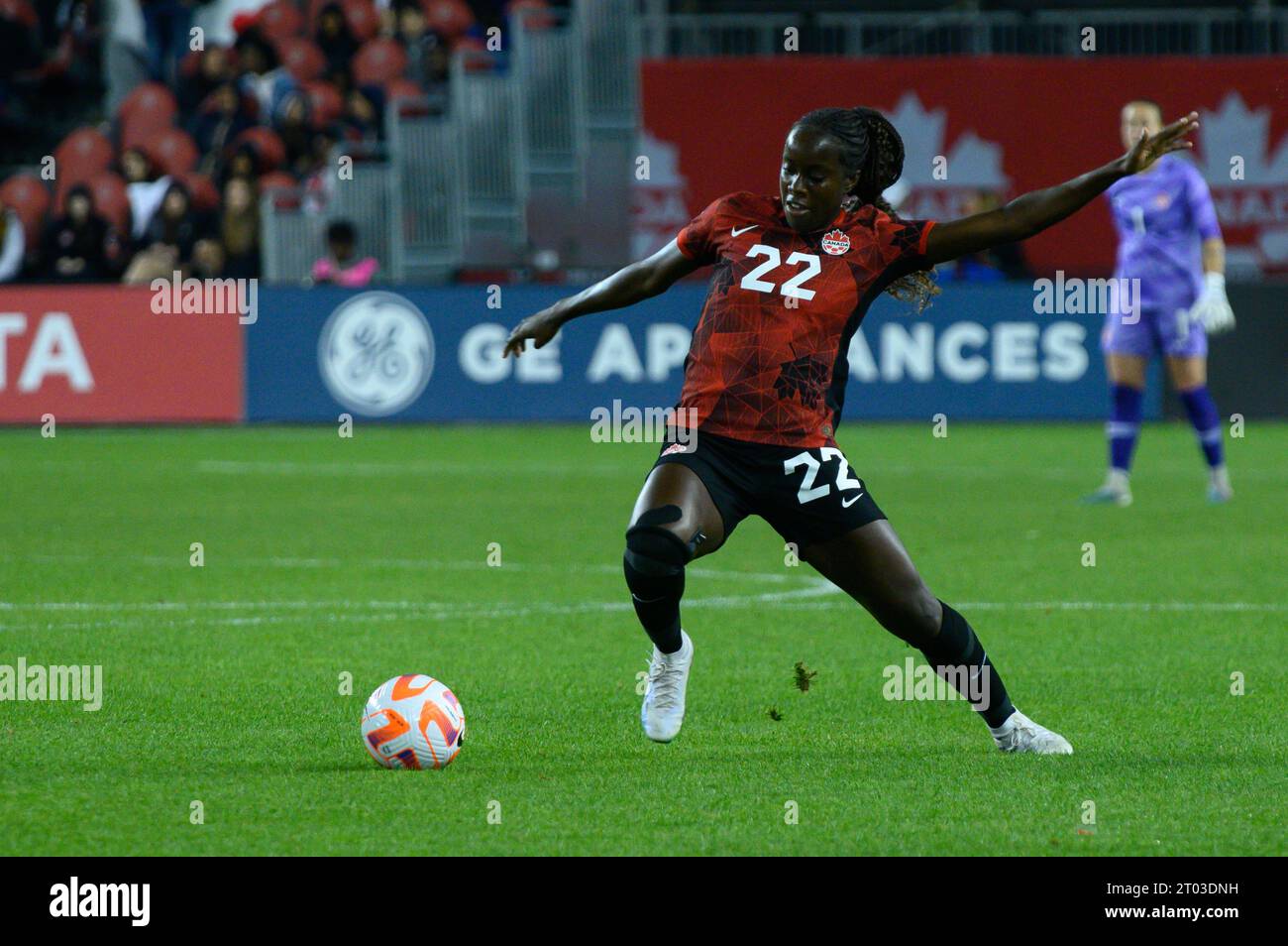 Toronto, ON, Canada - 26 septembre 2023 : Simi Awujo #22 de l'équipe nationale canadienne de football lors du match olympique de play-in de la CONCACAF W 2023 entre-temps Banque D'Images