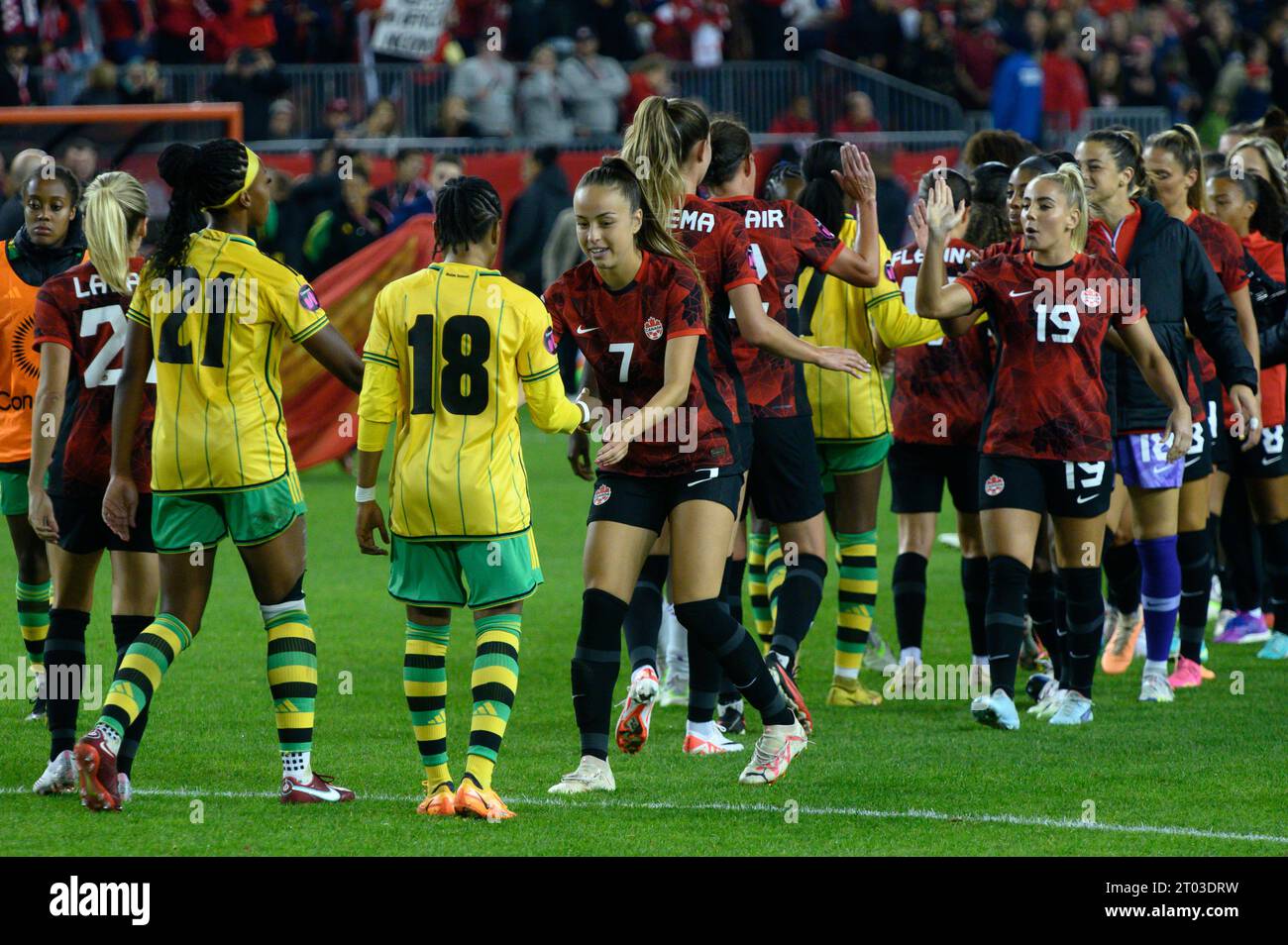 Toronto, ON, Canada - 26 septembre 2023 : les joueuses de football se sont brillées après le match olympique de 2023 de la CONCACAF W entre le thé national féminin Banque D'Images