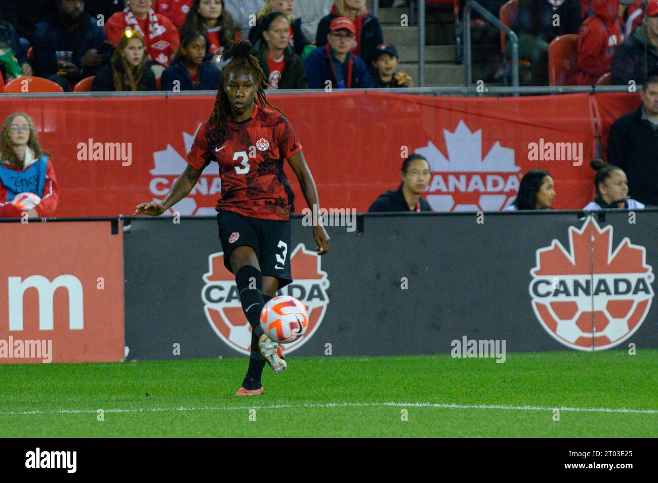 Toronto, ON, Canada - 26 septembre 2023 : Kadeisha Buchanan #3 de l'équipe nationale canadienne de football se déplace avec le ballon pendant la CONCACAF W OL 2023 Banque D'Images
