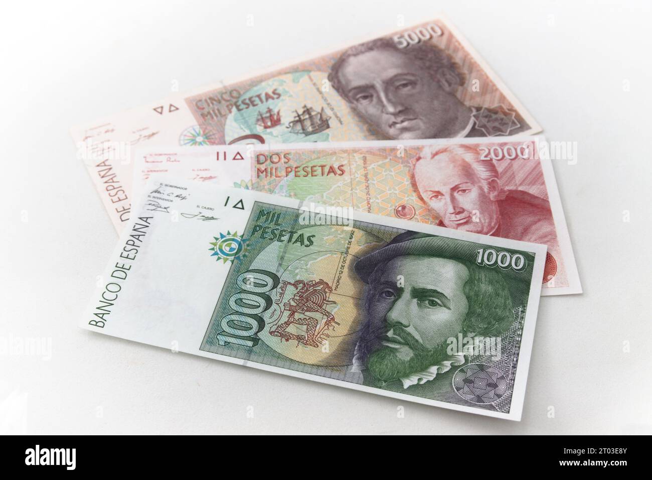 Pose à plat de quelques billets de l'ancienne pesetas, monnaie espagnole avant l'euro. Mille pesetas, deux mille pesetas, cinq mille pesetas Banque D'Images