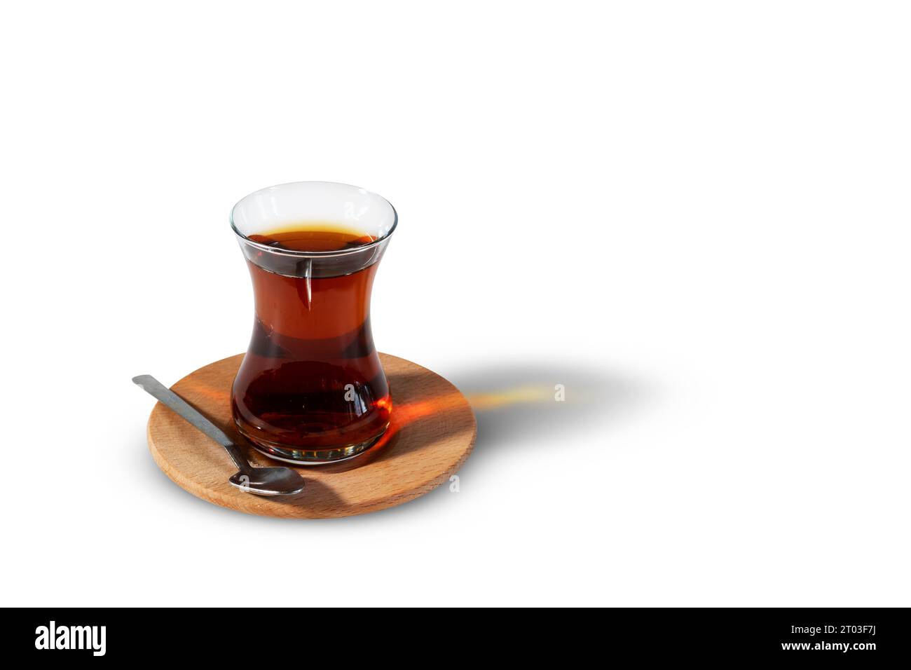 Un thé turc traditionnel servi dans son emblématique verre à taille mince, mis en valeur sur un fond blanc immaculé Banque D'Images Un thé turc traditionnel servi dans son emblématique verre à taille mince, mis en valeur sur un fond blanc immaculé Banque D'Images
