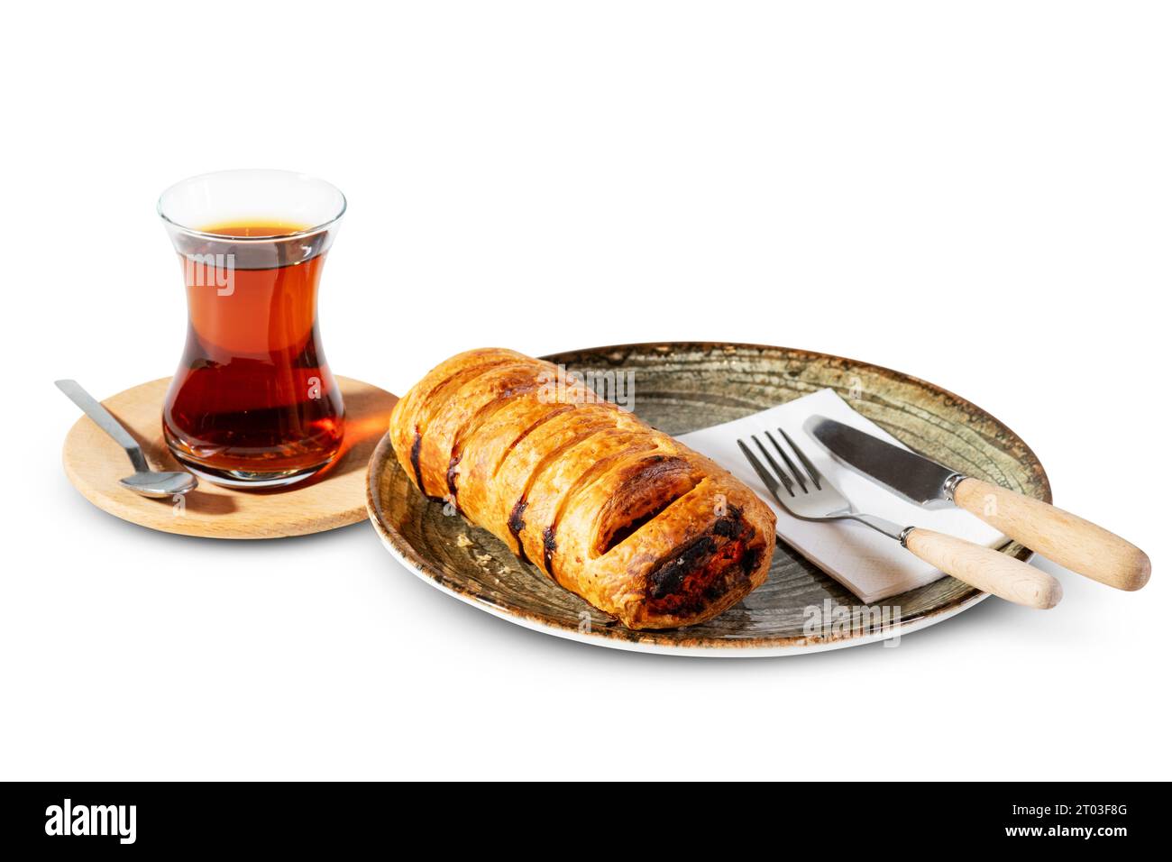 Un moment de délice turc avec une pâtisserie au sésame, accompagnée d'un verre chaleureux et accueillant de thé turc traditionnel. Découvrez l'authentique, hom Banque D'Images