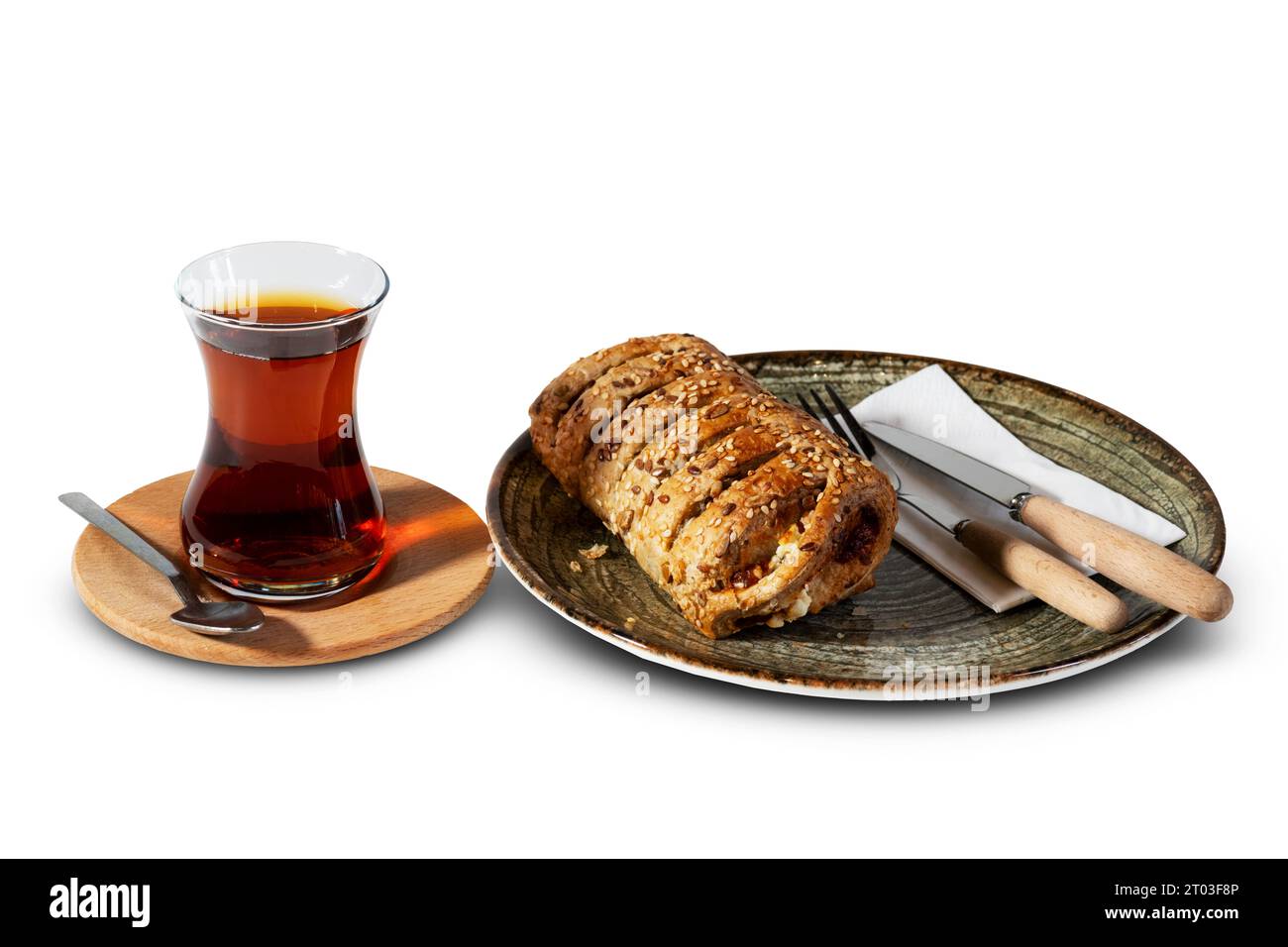 Un moment de délice turc avec une pâtisserie au sésame, accompagnée d'un verre chaleureux et accueillant de thé turc traditionnel. Découvrez l'authentique, hom Banque D'Images