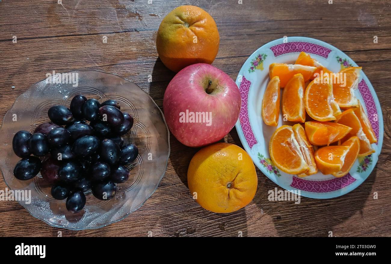 fruits servis sur une table en bois Banque D'Images