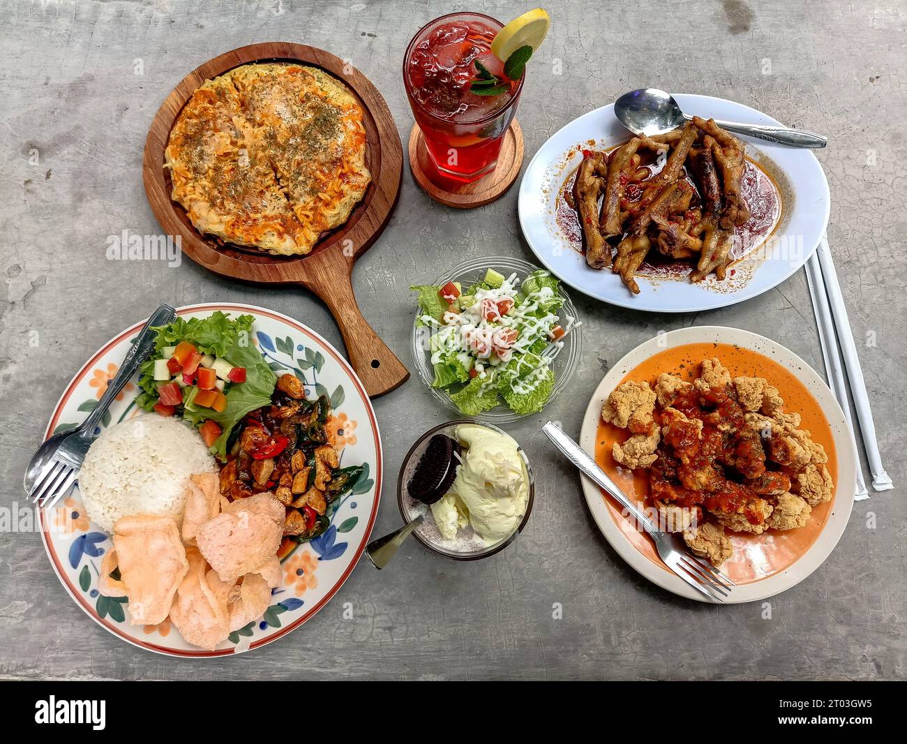 Le menu propose des plats légers à lourds Banque D'Images