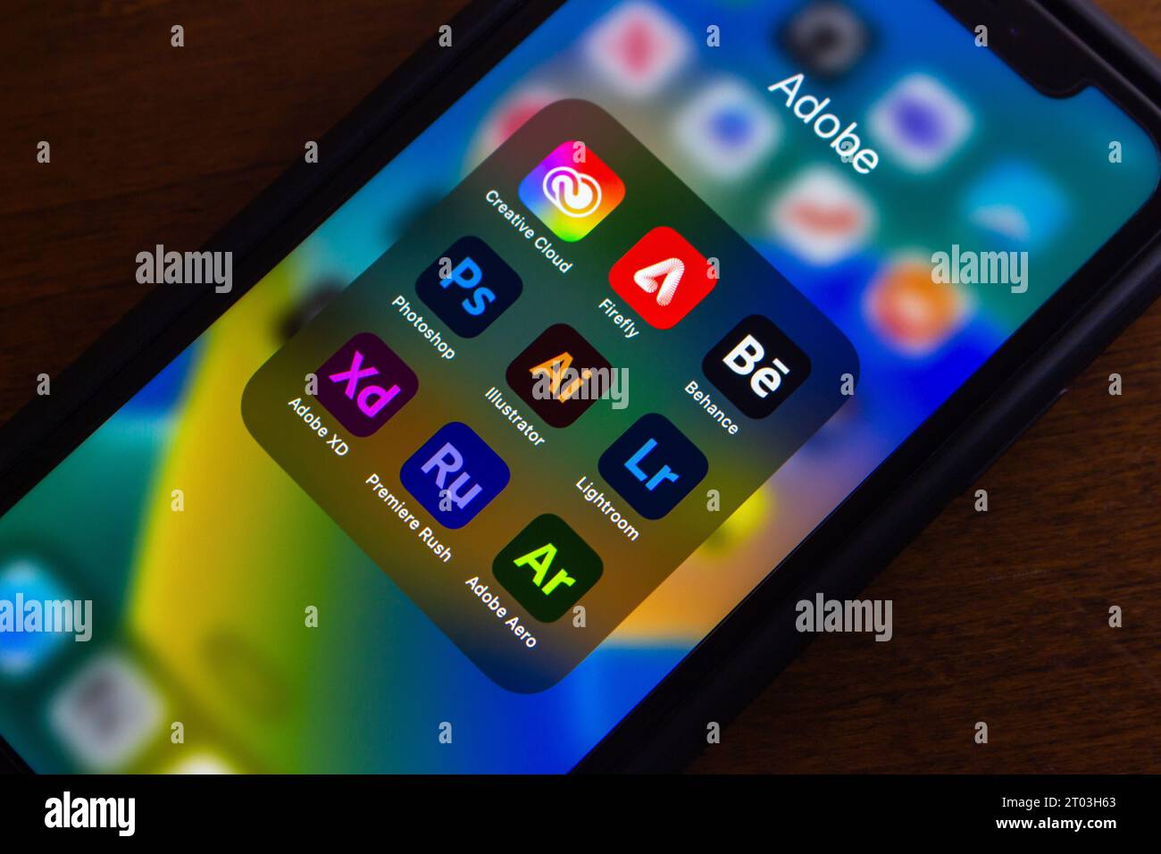 Icônes Adobe Creative Cloud (Adobe Firefly, Behance, Photoshop, Adobe Illustrator, Lightroom, XD, Premiere Rush et Aero) vu sur iPhone. Banque D'Images
