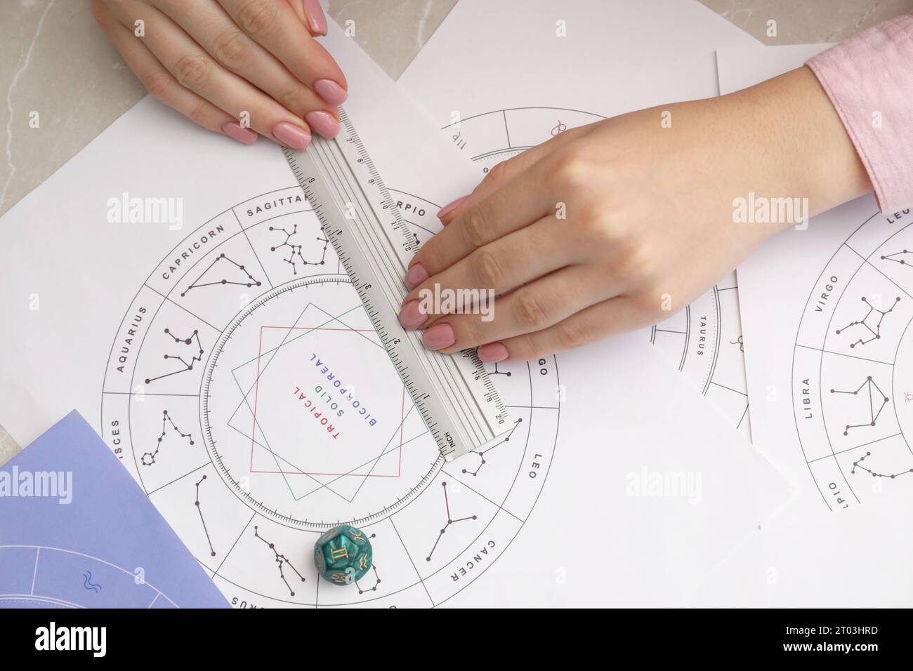 Astrologue utilisant la roue du zodiaque pour la prévision de destin à la table, vue de dessus. Dire la fortune Banque D'Images