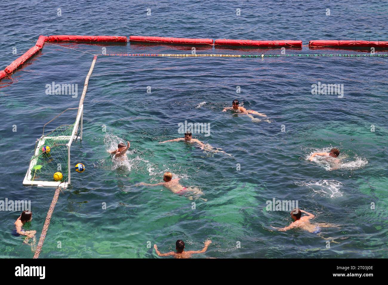 Un joueur de water-polo marque un but lors d'une séance d'entraînement dans une partie de la baie méditerranéenne sectionnée à Marsalforn, Gozo, Malte, juin 2022. Banque D'Images