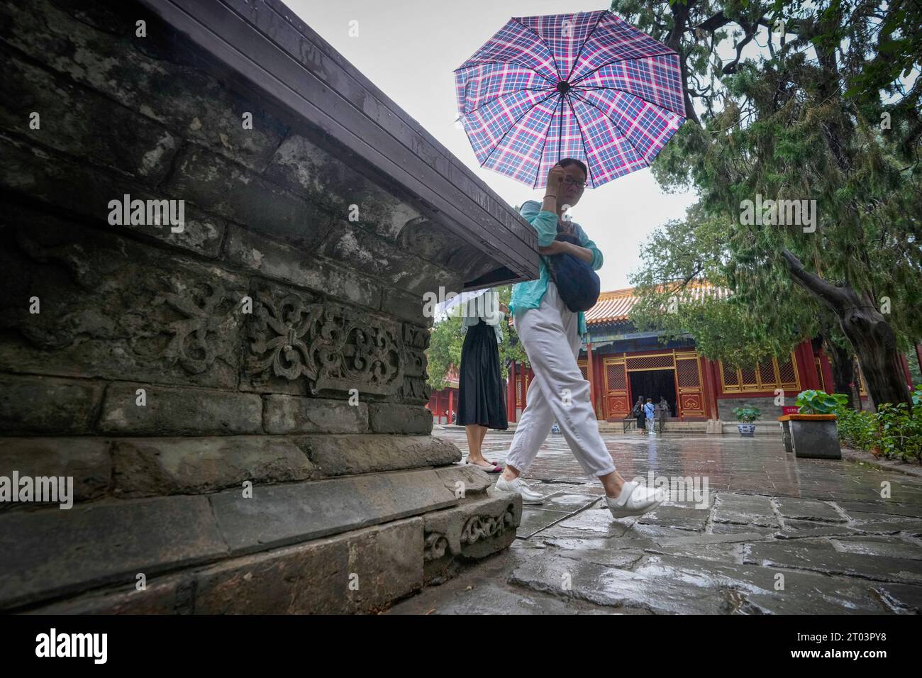 Visitors tour the Garden of the Palace of Compassion and Tranquility, known as Dining gong huayuan, at the Forbidden City in Beijing on Thursday, July 13, 2023. (AP Photo/Andy Wong) Banque D'Images
