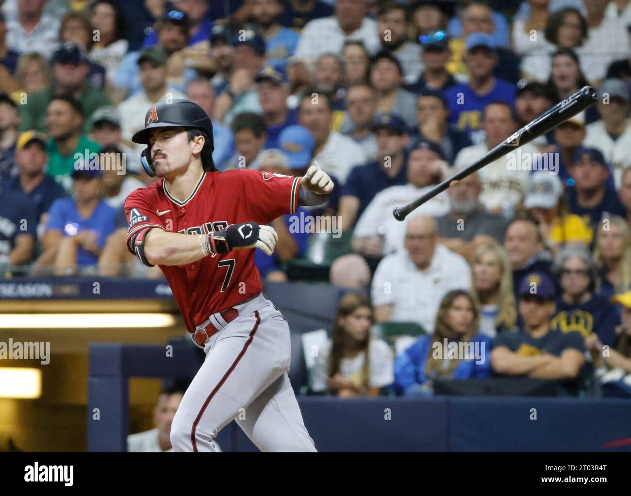 Milwaukee, États-Unis. 03 octobre 2023. Corbin Carroll, joueur de terrain de l'Arizona Diamondbacks, lance sa batte après avoir été mis à pied en cinquième manche contre les Brewers de Milwaukee dans le premier match d'un match de Wild Card de la Ligue nationale de la MLB à l'American Family Field à Milwaukee, Wisconsin, le mardi 3 octobre 2023. Photo de Tannen Maury/UPI crédit : UPI/Alamy Live News Banque D'Images