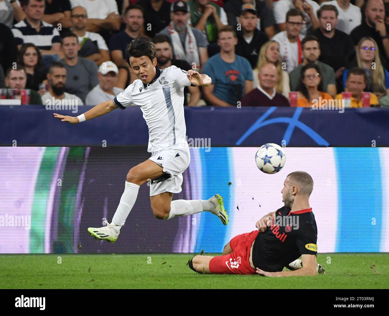 Salzbourg, Autriche. 3 octobre 2023. Takefusa Kubo (L) de Real Sociedad fait son entrée lors du match de football du groupe D de l'UEFA Champions League entre Red Bull Salzburg et Real Sociedad à Salzbourg, Autriche, le 3 octobre 2023. Crédit : He Canling/Xinhua/Alamy Live News Banque D'Images