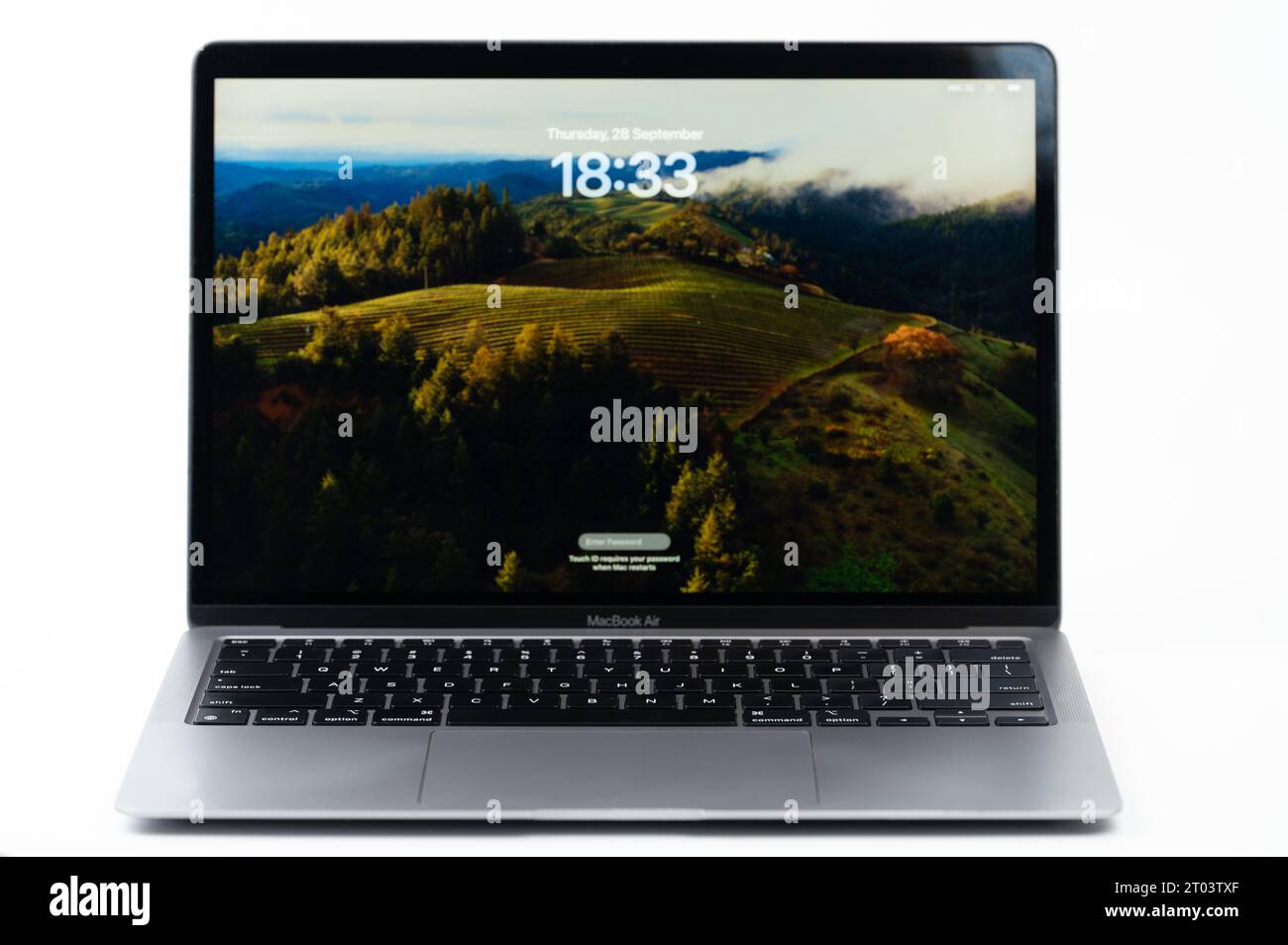 New York, États-Unis - 28 septembre 2023 : MacBook air avec le nouveau système Sonoma OS stand sur fond de studio blanc Banque D'Images