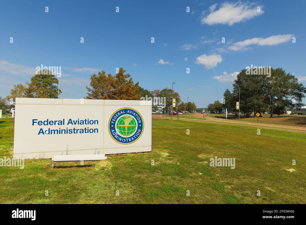 Jackson, MS - 1 octobre 2023 : affiche et logo de la Federal Aviation Administration au bureau de la FAA. Banque D'Images