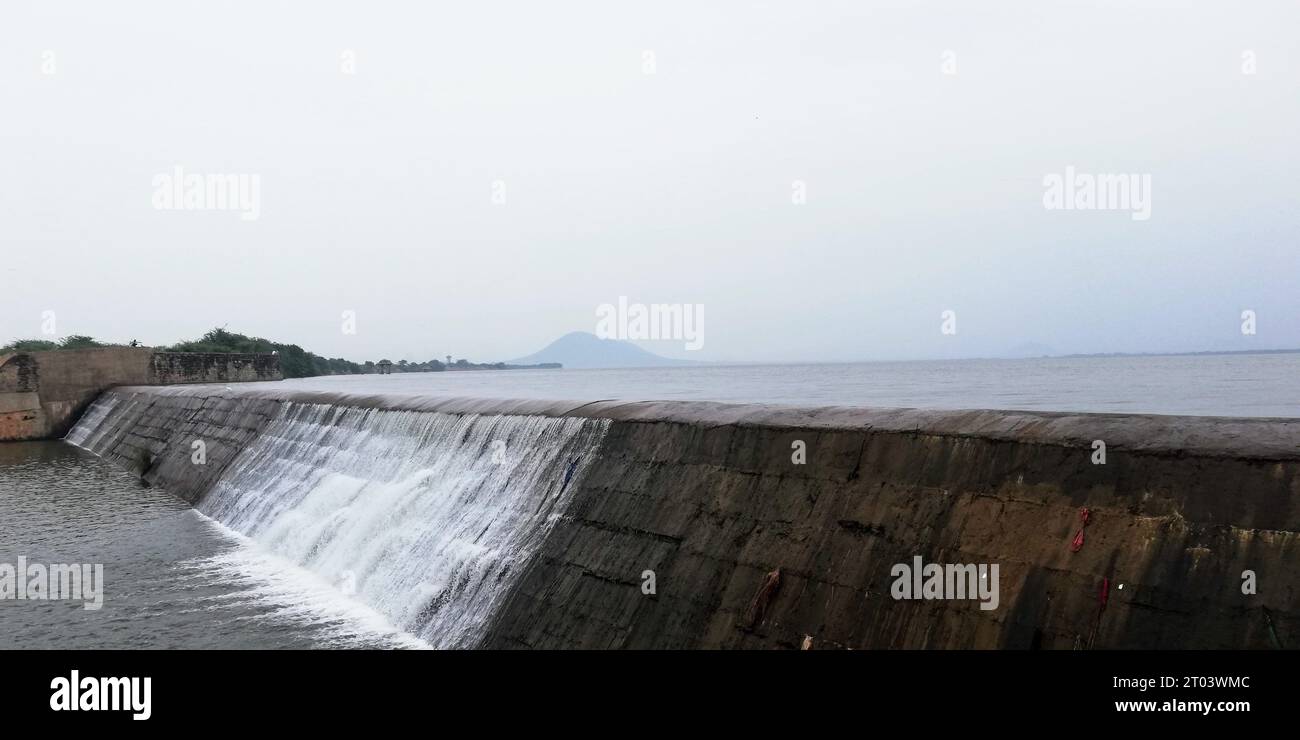 l'eau du lac entièrement remplie coule Banque D'Images